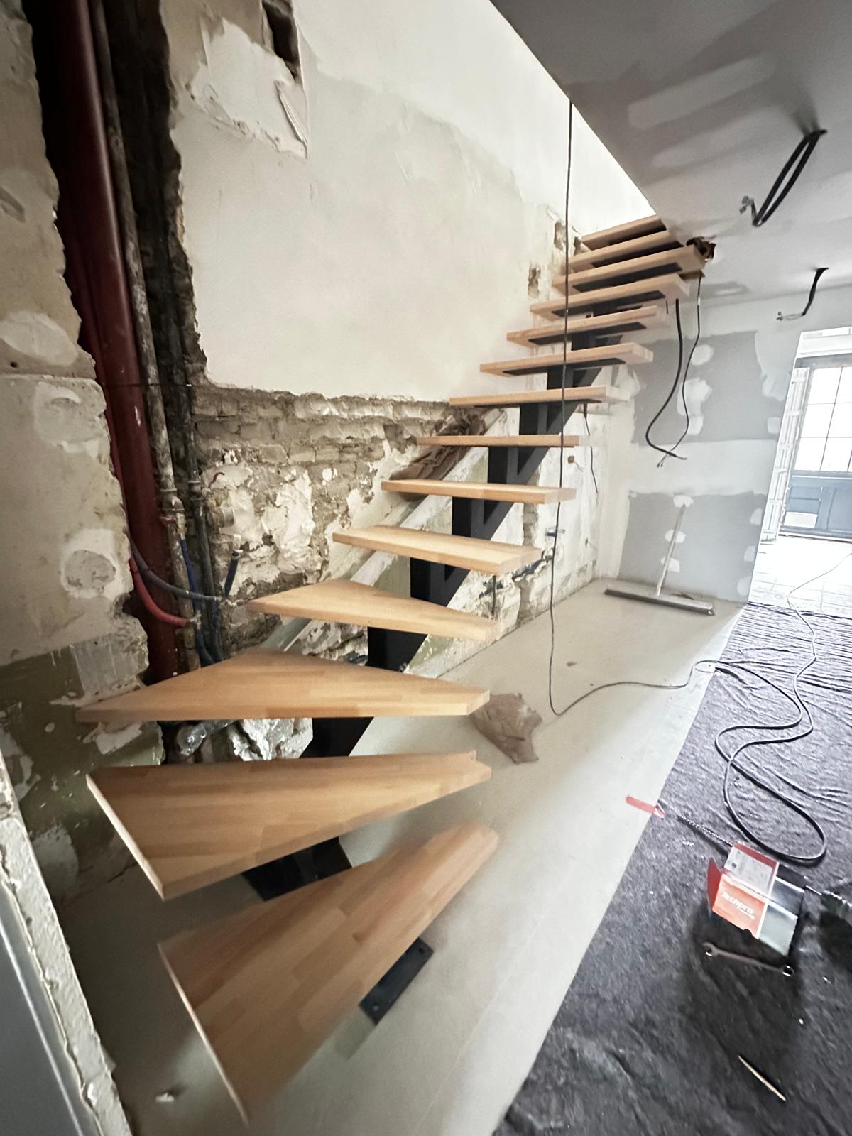 escalier , marche en bois, sur mesure, pose et fabrication