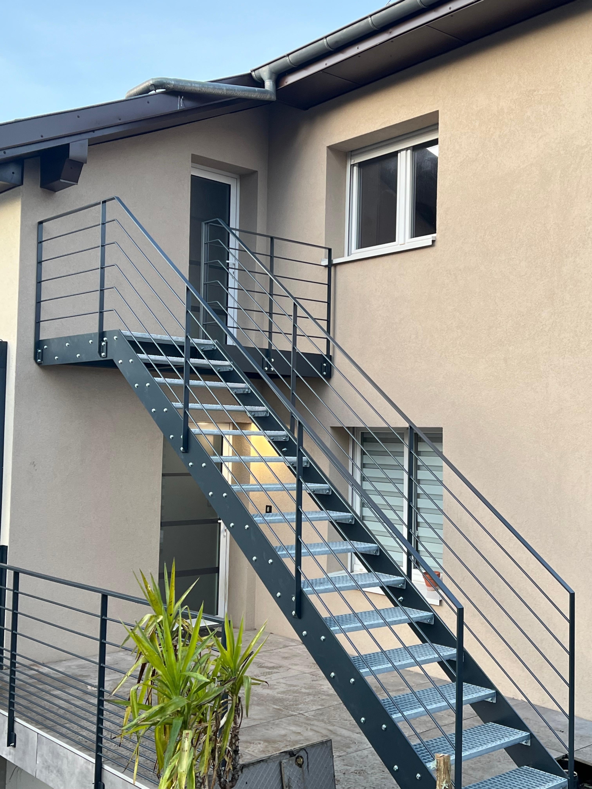 ESCALIER LIMONS LATÉRAUX ET MARCHES EN CAILLEBOTIS À SEPPOIS