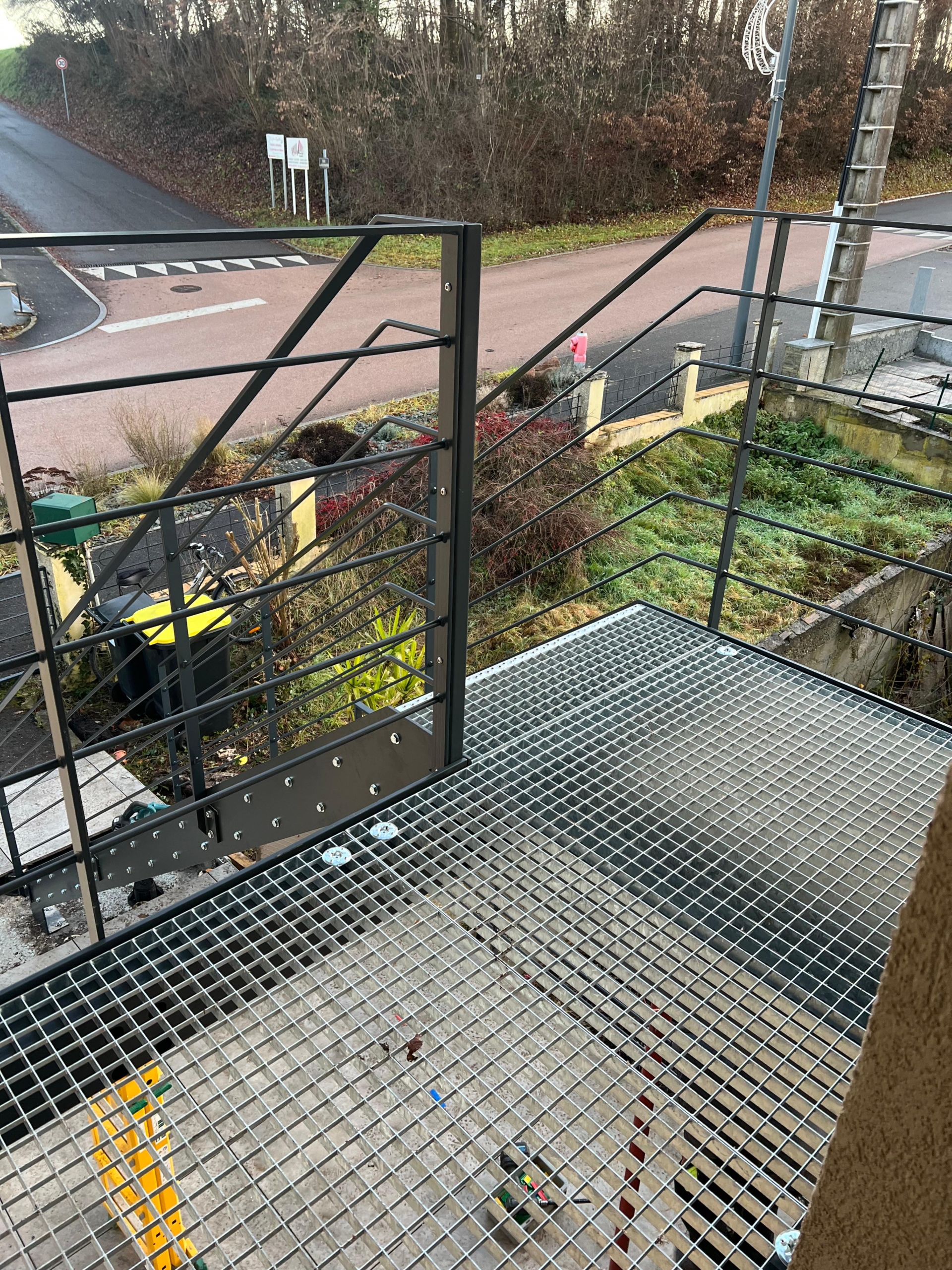 ESCALIER LIMONS LATÉRAUX ET MARCHES EN CAILLEBOTIS À SEPPOIS